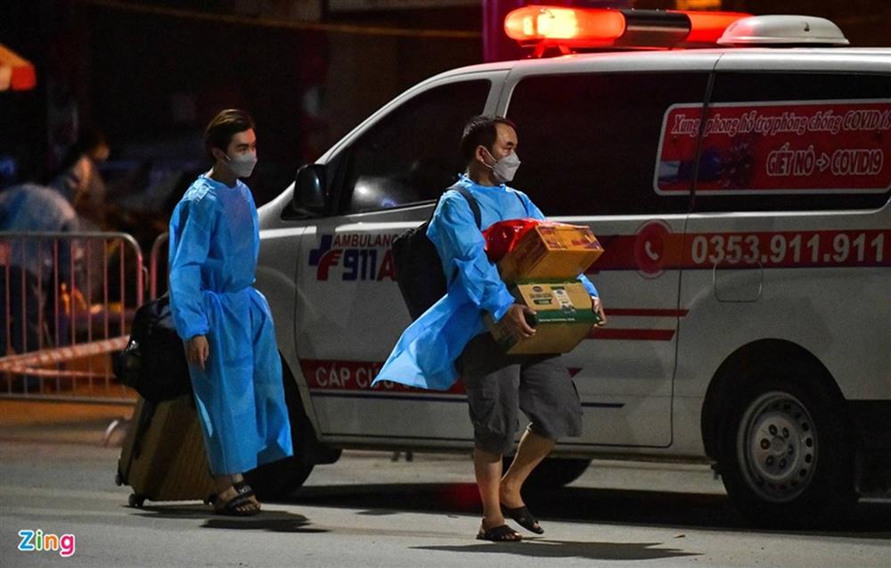 F0, F1 ở Thanh Xuân Trung ôm hành lý rời nhà đi cách ly lúc nửa đêm-9