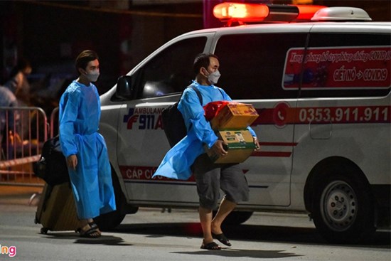 F0, F1 ở Thanh Xuân Trung ôm hành lý rời nhà đi cách ly lúc nửa đêm