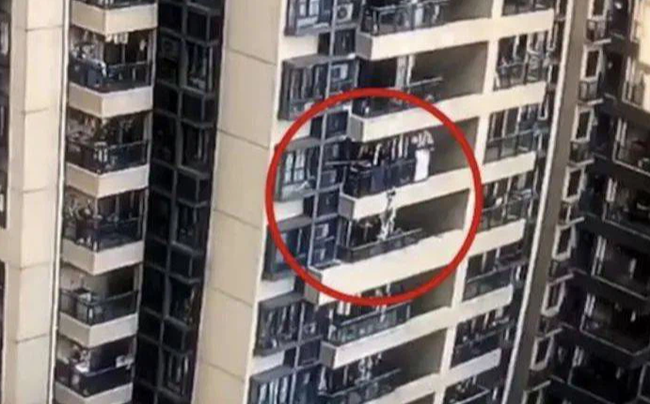 Cận cảnh đứa trẻ đu lan can tầng 22 rồi trượt tay rơi xuống gây ám ảnh, bao nhiêu cái chết xót xa vẫn chưa làm phụ huynh tỉnh ngộ-1