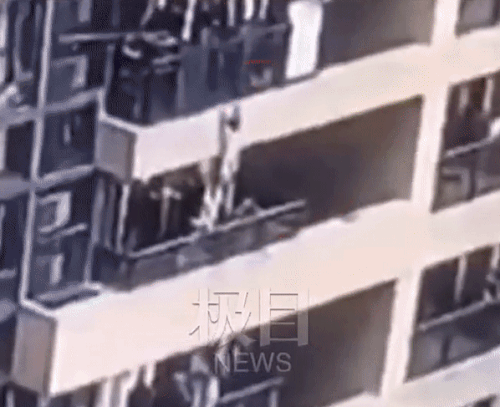 Cận cảnh đứa trẻ đu lan can tầng 22 rồi trượt tay rơi xuống gây ám ảnh, bao nhiêu cái chết xót xa vẫn chưa làm phụ huynh tỉnh ngộ-2