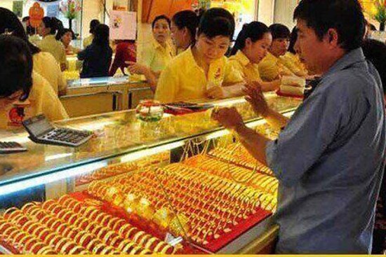Giá vàng hôm nay 31/8: Vàng tăng giá, áp lực bán tháo mạnh