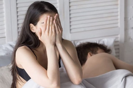 Sau đêm tân hôn phát hiện trên bụng vợ có dấu vết lạ, tôi la làng bị lừa, vợ tôi lại đủng đỉnh đáp một câu khiến tôi đỏ cháy mặt