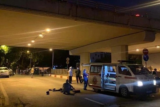 Hà Nội: Dựng xe trên cầu hút thuốc, người đàn ông ngã xuống đất gãy cả chân tay