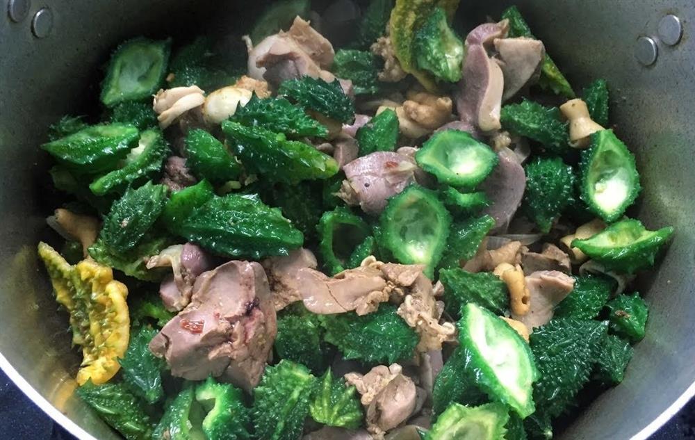 Mướp đắng rừng vừa ăn vừa tắm, giá đắt gấp 5 khách vẫn lùng mua-3