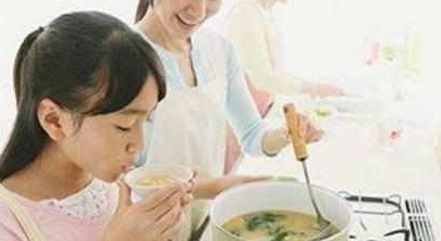 Bé gái 7 tuổi đã dậy thì sớm, hóa ra do người mẹ thường xuyên cho con dùng đồ ăn này-1