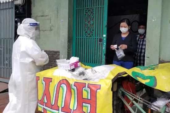 TP.HCM: Bác sĩ túc trực đường dây nóng 24/24, giải cứu người đàn ông hoảng loạn vì phát hiện mình là F0