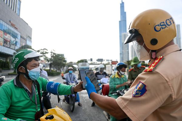 Đường phố TP.HCM đông đúc giờ cao điểm-1