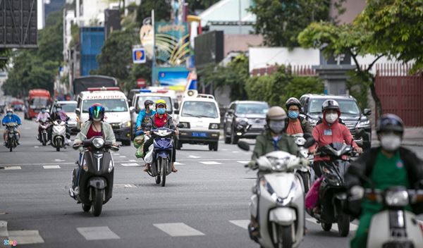 Đường phố TP.HCM đông đúc giờ cao điểm-6