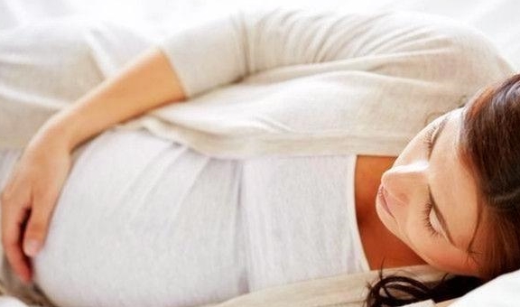 Nằm nghiêng bên trái khi mang thai là tư thế ngủ tốt nhất cho thai nhi, nhưng hầu hết các bà bầu đều áp dụng sai-1