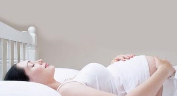 Nằm nghiêng bên trái khi mang thai là tư thế ngủ tốt nhất cho thai nhi, nhưng hầu hết các bà bầu đều áp dụng sai-2