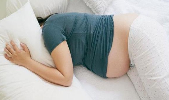 Nằm nghiêng bên trái khi mang thai là tư thế ngủ tốt nhất cho thai nhi, nhưng hầu hết các bà bầu đều áp dụng sai-3