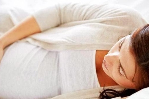 Vợ bầu 6 tháng, đêm đi làm về chồng sợ tái mặt khi thấy đứa con đang nằm lọt thỏm trong bàn tay vợ-6