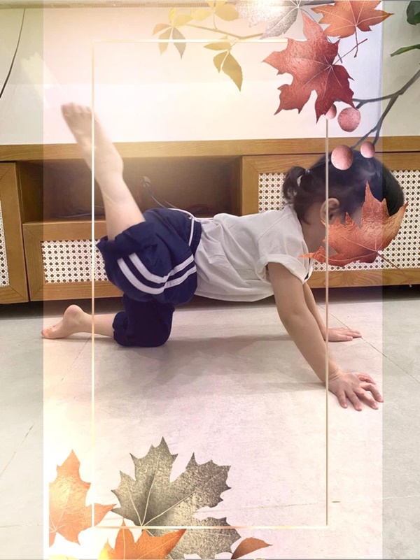 Con gái Trường Giang khiến netizen thích thú với loạt khoảnh khắc khua chân múa tay hài hước-3