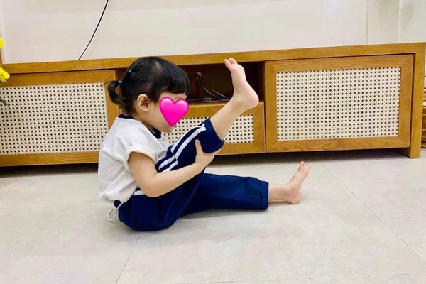 Clip siêu dễ thương của con gái Nhã Phương - Trường Giang: Vừa lau dọn nhà cửa, vừa hát líu lo đợi ba về-5