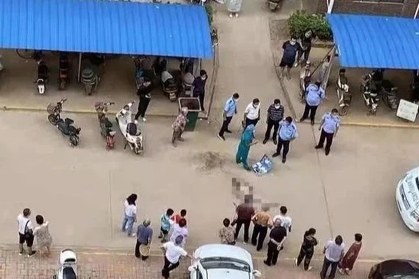 Mẹ bận dạy học trực tuyến, con trai 6 tuổi ở nhà ngã tử vong, dân mạng bày tỏ sự day dứt khôn nguôi-1