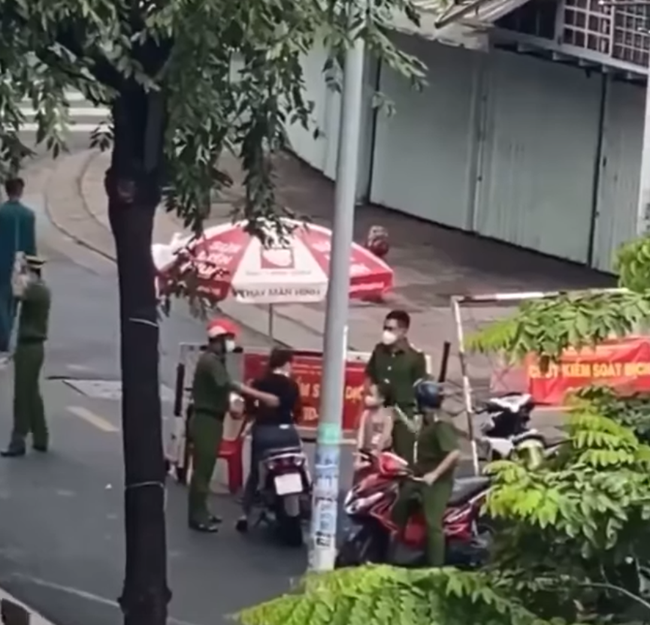 Ơn giời Chị đại quận 4 anti khẩu trang bị hốt đi rồi, đến phút cuối vẫn gào thét chống đối-1