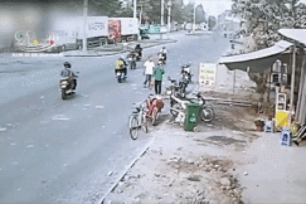 Chạy xe tốc độ cao, lạng lách, nam thanh niên khiến 5 xe máy gặp nạn