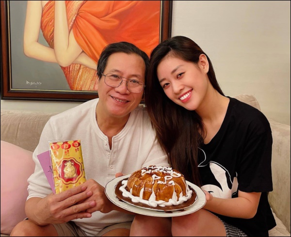 Dịch khó mua đồ, Hoa hậu Nguyễn Trần Khánh Vân tự làm bánh kem mừng sinh nhật ba, thành quả ai cũng ngưỡng mộ-2