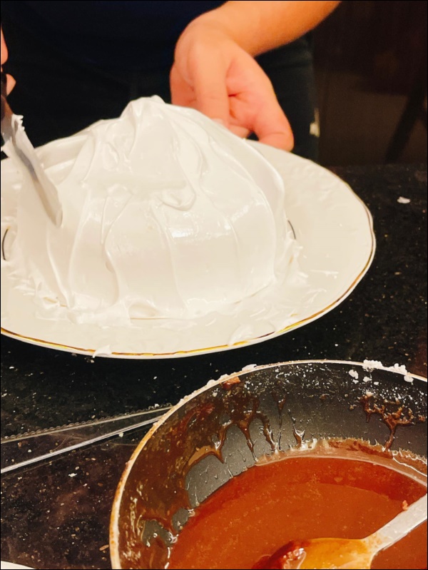 Dịch khó mua đồ, Hoa hậu Nguyễn Trần Khánh Vân tự làm bánh kem mừng sinh nhật ba, thành quả&nbsp;ai cũng ngưỡng mộ-6