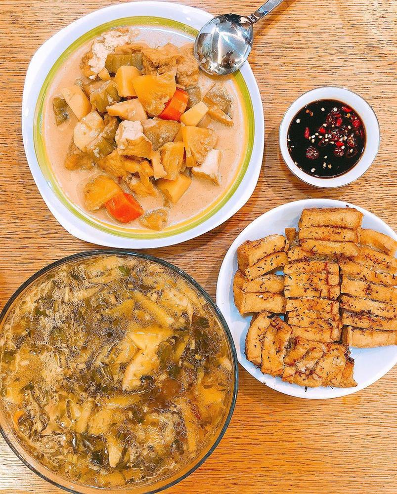 Dịch khó mua đồ, Hoa hậu Nguyễn Trần Khánh Vân tự làm bánh kem mừng sinh nhật ba, thành quả ai cũng ngưỡng mộ-11