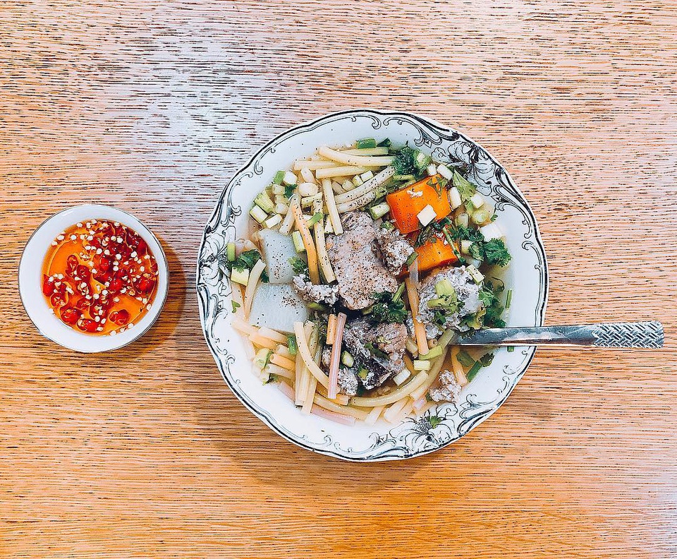 Dịch khó mua đồ, Hoa hậu Nguyễn Trần Khánh Vân tự làm bánh kem mừng sinh nhật ba, thành quả ai cũng ngưỡng mộ-10