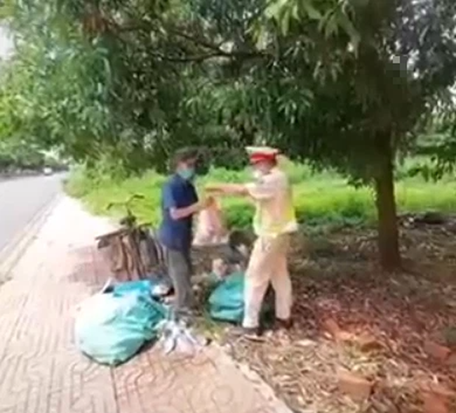 Thấy cụ ông đang loay hoay nhặt ve chai bên đường, chiến sĩ CSGT có hành động đặc biệt khiến ai cũng nghẹn ngào-1