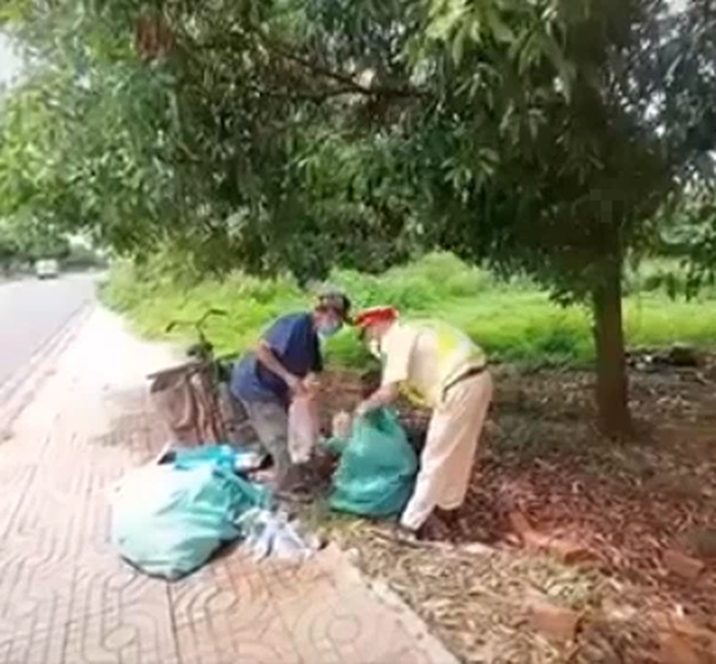 Thấy cụ ông đang loay hoay nhặt ve chai bên đường, chiến sĩ CSGT có hành động đặc biệt khiến ai cũng nghẹn ngào-2