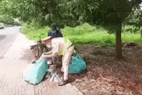 Thấy cụ ông đang loay hoay nhặt ve chai bên đường, chiến sĩ CSGT có hành động đặc biệt khiến ai cũng nghẹn ngào