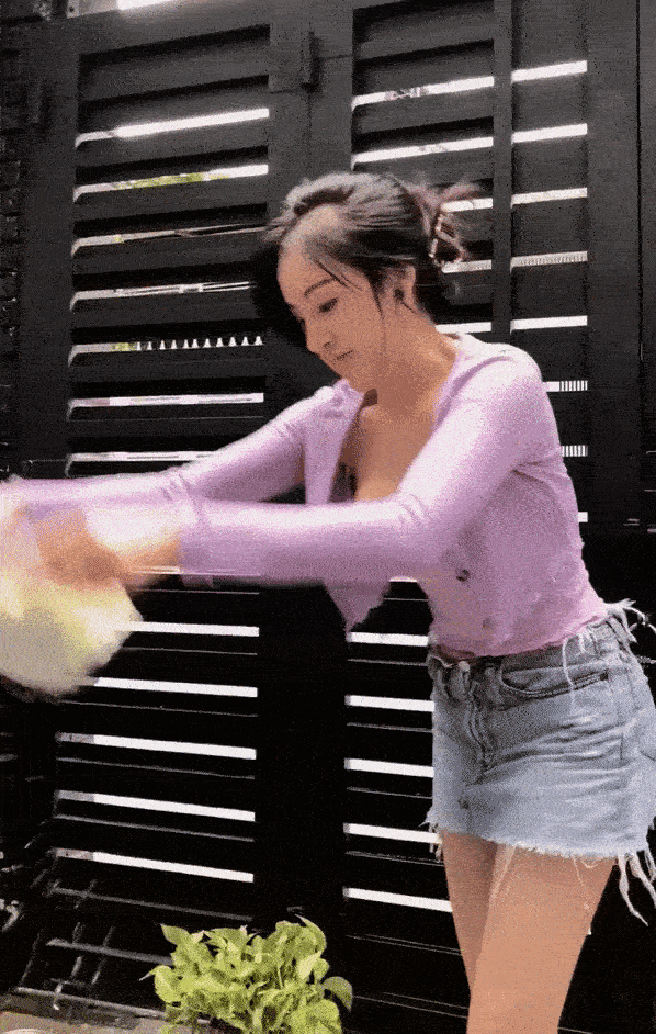 Xem Bà Tưng ăn vận sexy, cười toe toét vẩy rau, netizen chỉ nơm nớp sợ một thứ rớt ra ngoài-1