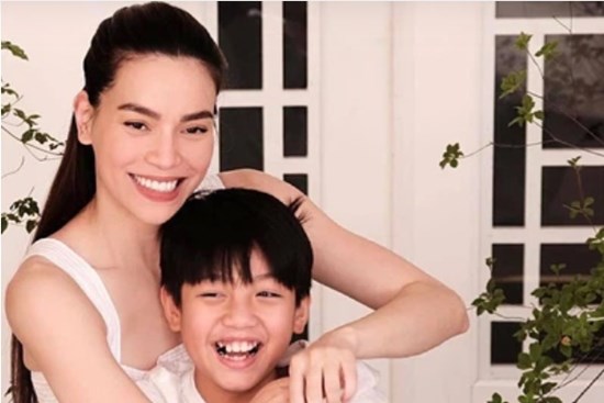 Hồ Ngọc Hà làm bữa sáng cho con trai cưng rồi xin ăn ké vì ngon quá