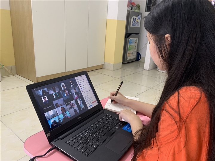 Phụ huynh nháo nhào mua cho con học online, thị trường máy tính lên cơn sốt-1