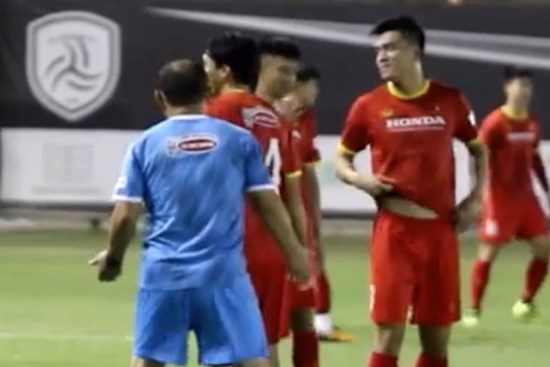 HLV Park 'chóng mặt' vì học trò thi nhau 'bắt nạt' khi chơi bóng ma