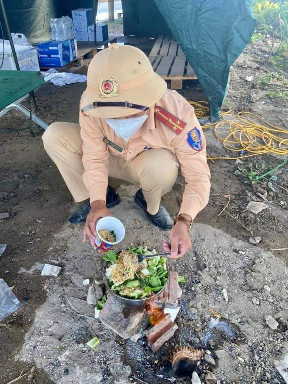 Bát mì trộn toàn rau của chiến sĩ CSGT cùng chiếc bếp tự chế tại chốt khiến nhiều người rưng rưng-1