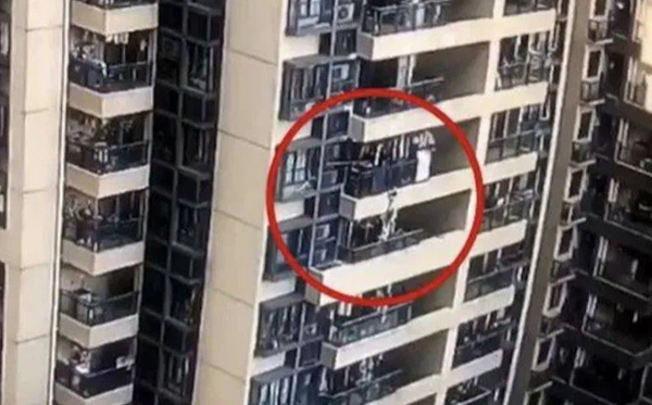 Clip thương tâm: Bé trai đu lan can tầng 22 rồi trượt tay rơi xuống đất tử vong tại chỗ, bố mẹ đều ở nhà nhưng tai nạn ám ảnh vẫn xảy ra-1