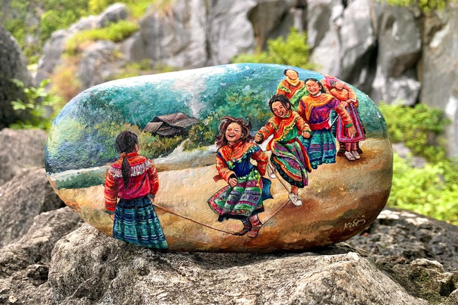 9X Hải Phòng biến đá cuội thành tiền nhờ tài múa bút-1