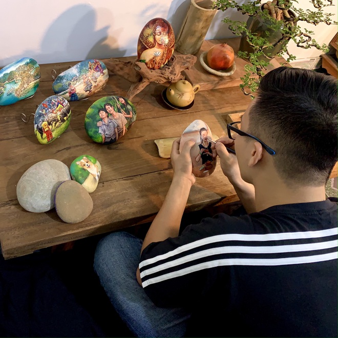 9X Hải Phòng biến đá cuội thành tiền nhờ tài múa bút-4