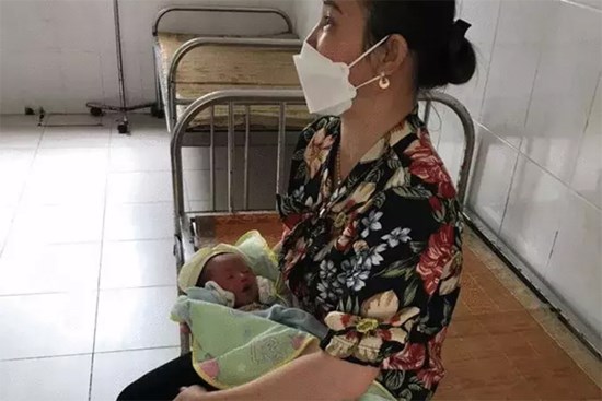 Bé gái sơ sinh 2 ngày tuổi bị bỏ rơi lúc rạng sáng kèm mảnh giấy xin lỗi của người mẹ