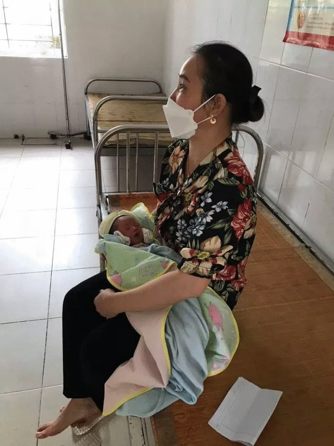 Bé gái sơ sinh 2 ngày tuổi bị bỏ rơi lúc rạng sáng kèm mảnh giấy xin lỗi của người mẹ-1