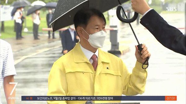 Truyền thông Hàn Quốc tiết lộ đoạn clip toàn cảnh vụ Thứ trưởng để nhân viên quỳ gối cầm ô che mưa suốt 10 phút-3