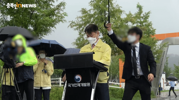 Truyền thông Hàn Quốc tiết lộ đoạn clip toàn cảnh vụ Thứ trưởng để nhân viên quỳ gối cầm ô che mưa suốt 10 phút-5