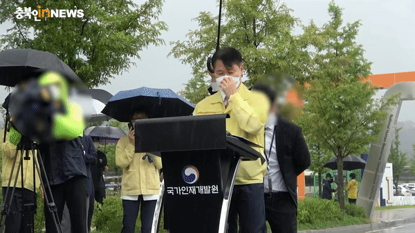 Truyền thông Hàn Quốc tiết lộ đoạn clip toàn cảnh vụ Thứ trưởng để nhân viên quỳ gối cầm ô che mưa suốt 10 phút-6