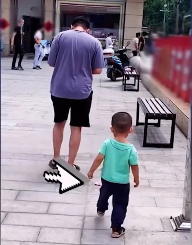 Bố cố tình đánh rơi tiền để thử lòng con trai, ai ngờ cậu bé không nhặt, làm 1 việc khiến bố tẽn tò-1