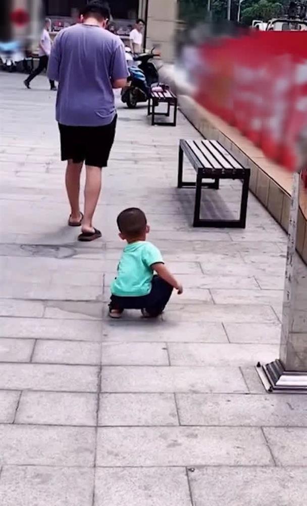 Bố cố tình đánh rơi tiền để thử lòng con trai, ai ngờ cậu bé không nhặt, làm 1 việc khiến bố tẽn tò-2