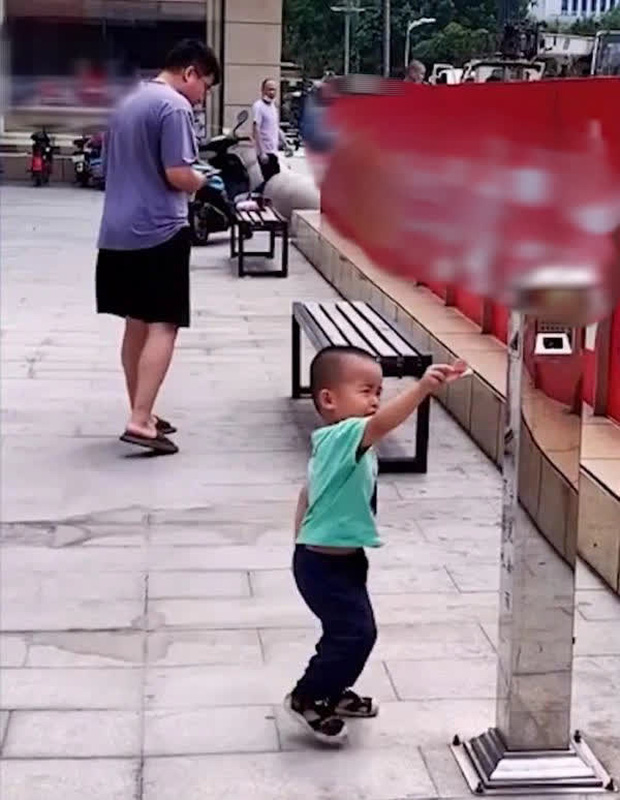 Bố cố tình đánh rơi tiền để thử lòng con trai, ai ngờ cậu bé không nhặt, làm 1 việc khiến bố tẽn tò-3