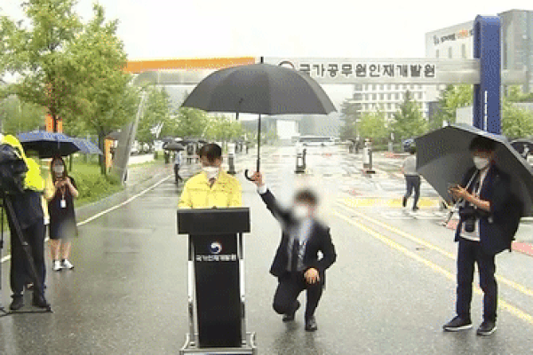 Truyền thông Hàn Quốc tiết lộ đoạn clip toàn cảnh vụ Thứ trưởng để nhân viên quỳ gối cầm ô che mưa suốt 10 phút