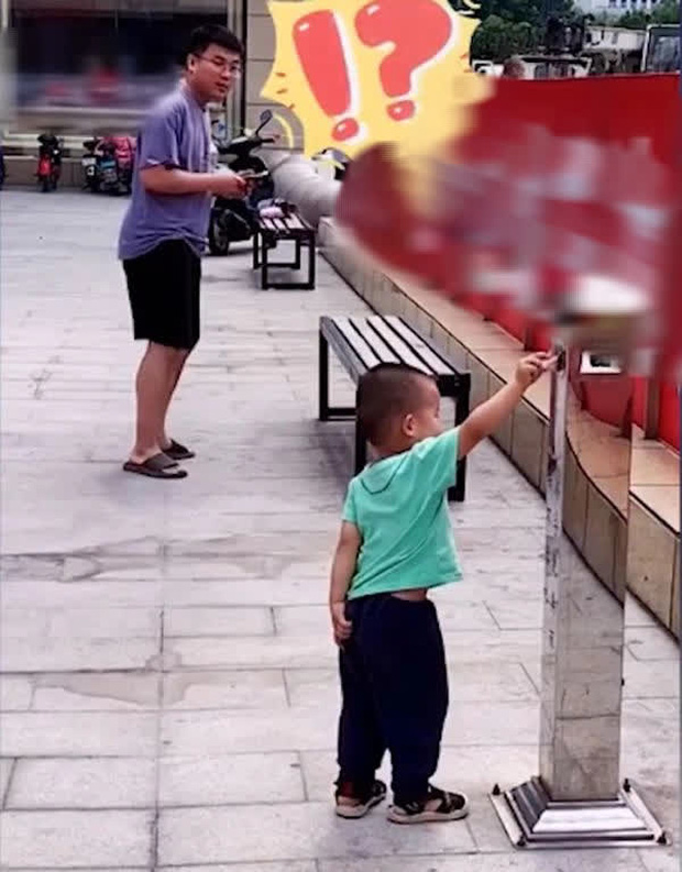 Bố cố tình đánh rơi tiền để thử lòng con trai, ai ngờ cậu bé không nhặt, làm 1 việc khiến bố tẽn tò-4