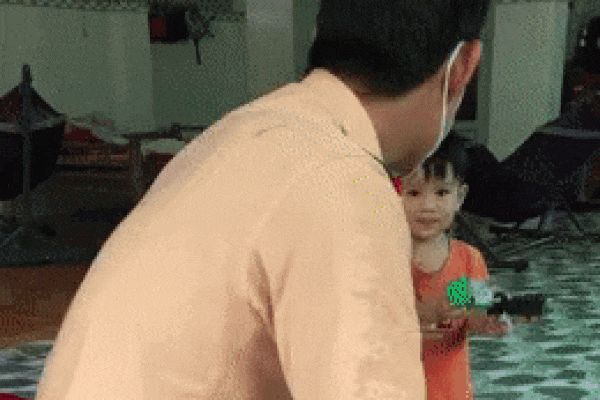 Clip: Chiến sĩ cảnh sát rơm rớm nước mắt khi con trai không nhận ra ba sau nhiều ngày xa cách