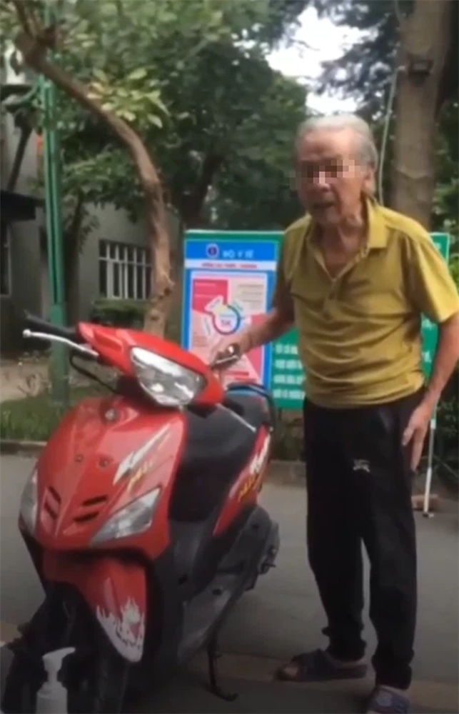 Đón người nhà không thành, cụ ông chửi bới, mạt sát lực lượng trực chốt: Các cô không có trái tim, cái đồ khốn nạn-1