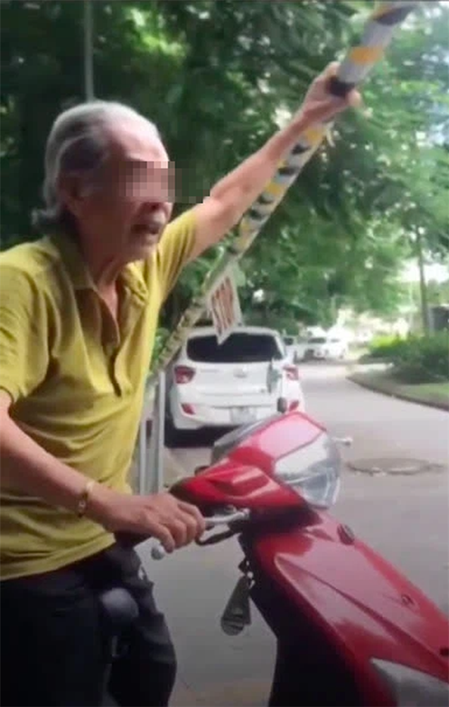 Đón người nhà không thành, cụ ông chửi bới, mạt sát lực lượng trực chốt: Các cô không có trái tim, cái đồ khốn nạn-2