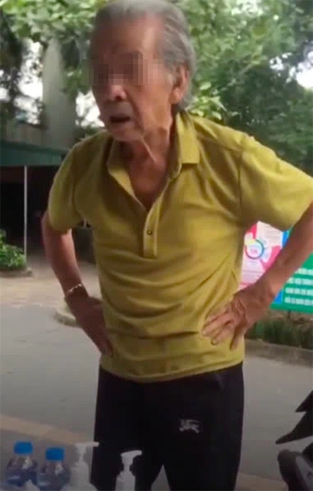 Đón người nhà không thành, cụ ông chửi bới, mạt sát lực lượng trực chốt: Các cô không có trái tim, cái đồ khốn nạn-3